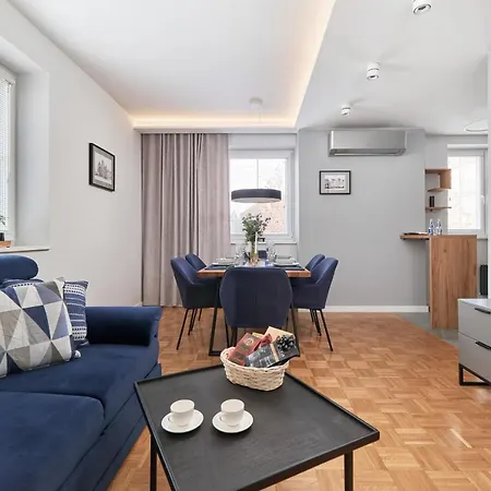 In The Heart Of By Renters Prestige Apartman