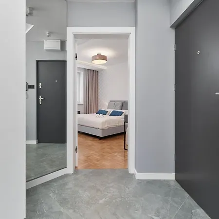 In The Heart Of By Renters Prestige Apartman *